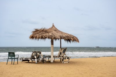 En chaume paillote avec deckchairs sur un africain plage – Authentic plage tourism