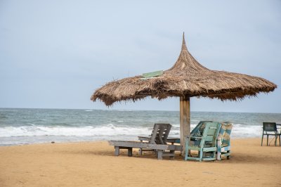 En chaume paillote et handmade chairs sur un africain plage – plage tourism