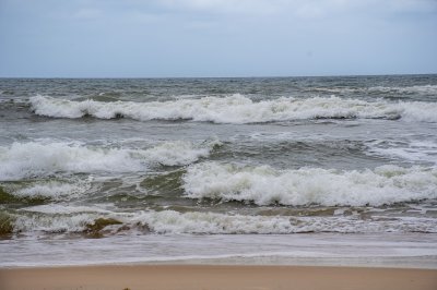 Atlantic océan vagues sur un africain plage – Foam et sable