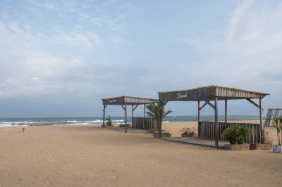 Wooden paillotes sur Fresco plage, Côte d'Ivoire, face à le Atlantic océan