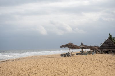San Pedro plage avec traditionnel beachfront paillotes