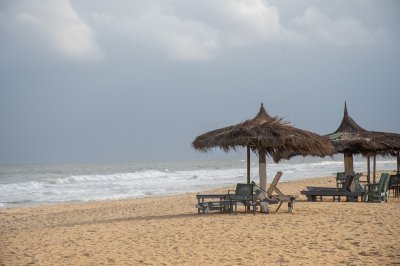 En chaume paillotes sur San Pedro plage, Côte d'Ivoire