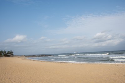 San Pedro plage, Côte d'Ivoire, avec doré sable et Atlantic océan vagues