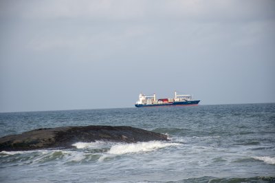 Cargo navire à sea off le côte de San Pedro – Côte d'Ivoire Côte d'Ivoire