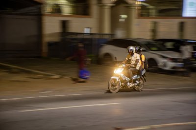 Moto taxi à nuit – Abidjan, Côte d'Ivoire