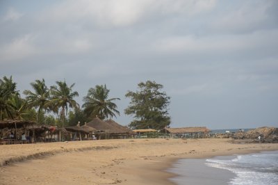 Tropical plage avec palmiers et straw paillotes – Côte d'Ivoire
