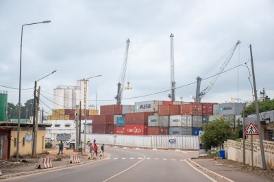Port de San Pedro – conteneurs et chargement grues à Côte d'Ivoire