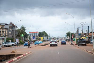Main Avenue de San Pedro – trafic urbain à Côte d'Ivoire