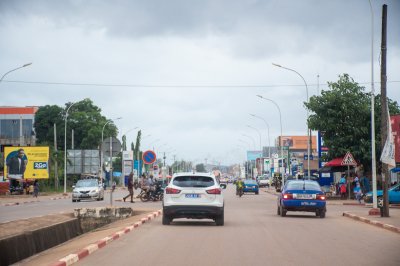 Central Avenue de San Pedro – circulation et urban life à Côte d'Ivoire