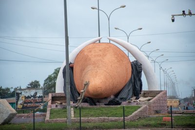 Cacao monument à le San Pedro rond-point – symbole de ivoirien cacao