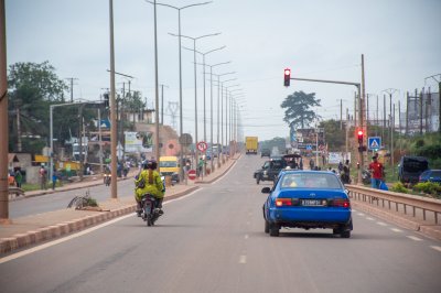 Circulation et urban life à San Pedro – Main rue à Côte d'Ivoire