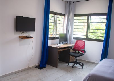 Moderne et lumineux office area avec red ergonomique chaise