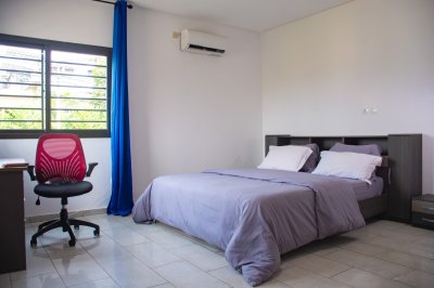 Moderne chambre avec éclairé double et lumineux office area
