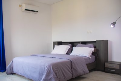 Moderne chambre avec éclairé double, wooden tête de éclairé, et design lampe