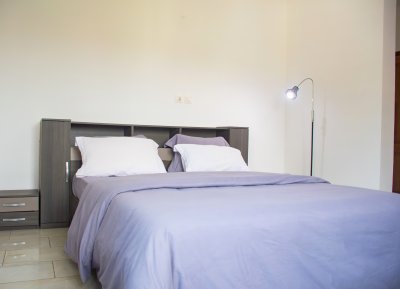 Moderne éclairé double avec purple linens et design bedside lampe