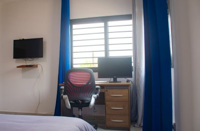 Moderne office area avec ergonomique chaise et wall-mounted TV
