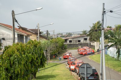 Line de red taxis sur un residential rue à Africa