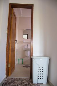 Salle de bain avec sink et miroir vu depuis un hallway