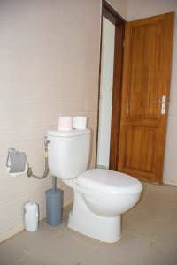 Moderne toilettes avec white toilettes bowl et wall tiles