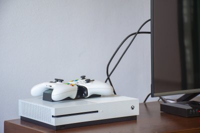 White Xbox One S console avec wireless controller