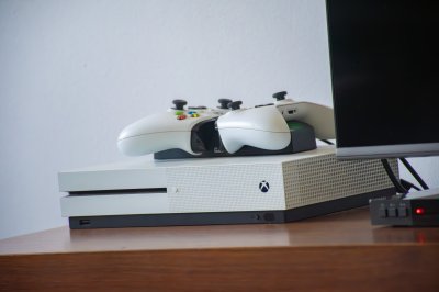 White Xbox One S avec controller – moderne video game console