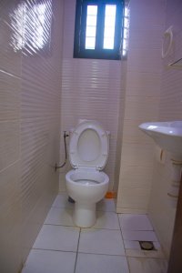 Moderne private toilettes avec natural light
