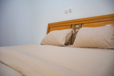 Comfortable éclairé double avec wooden tête de éclairé et simple literie