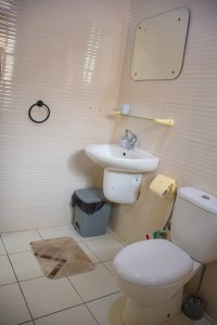 Moderne et compact salle de bain avec toilettes et wall-mounted sink