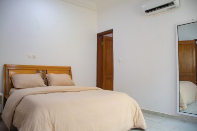 Moderne chambre avec éclairé double, miroir, et climatisation