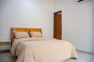 Moderne chambre avec éclairé double et wall-mounted climatisation