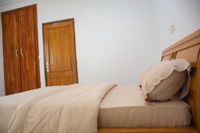 Simple chambre avec éclairé double et built-à wooden armoire