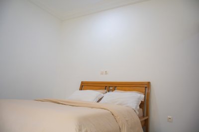Chambre avec éclairé double et cream literie – Simple et relaxing atmosphere