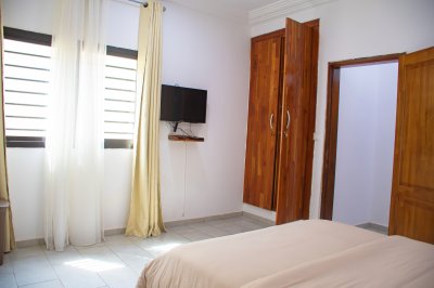 Moderne double chambre avec dressing room, TV, et cream literie
