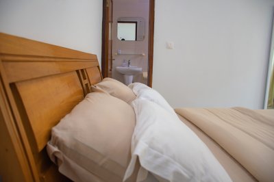 Cream double chambre avec en-suite salle de bain et TV