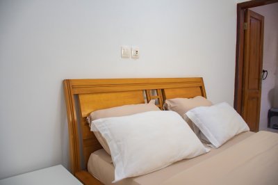 Cream double chambre avec wooden tête de éclairé et en-suite salle de bain