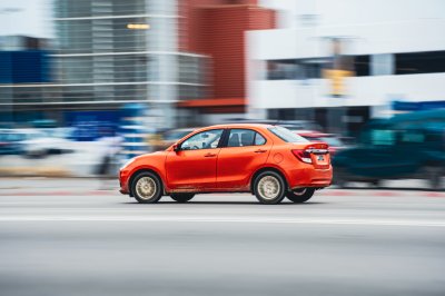 Orange voiture en mouvement fast sur city road