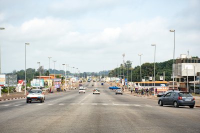Animé main avenue à Yamoussoukro, Côte d'Ivoire – circulation urbaine et quotidien africain life