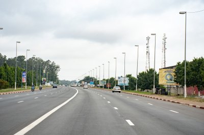 Unobstructed view de un major moderne road à Yamoussoukro, le political capital de Côte d'Ivoire.