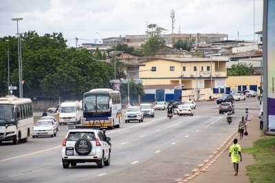 Realistic photo de circulation à Yamoussoukro, political capital de Côte d'Ivoire.