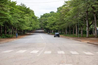 Superb view de un shaded, tree-lined avenue à Yamoussoukro, le political capital de Côte d'Ivoire.
