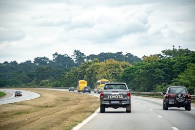 Dynamique view de le highway linking Abidjan vers Yamoussoukro, à Côte d'Ivoire.