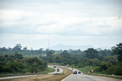 Vue panoramique de le ivoirien highway crossing un vert region, avec hills sur le horizon.