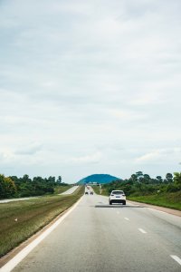 Vertical photo de le ivoirien highway linking Abidjan vers Yamoussoukro, crossing un vert region sous un clear ciel.