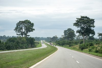 Vue panoramique de le ivoirien highway winding through le heart de un vert et tropical landscape.