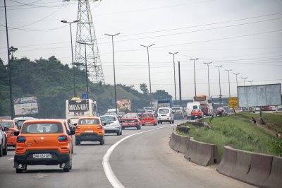 Realistic view de heavy circulation sur le highway à le entrée vers Abidjan, le economic capital de Côte d'Ivoire.