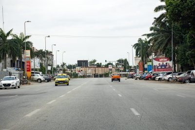 View de un wide avenue à Abidjan, le economic capital de Côte d'Ivoire, lined avec palmiers et moderne bâtiments.