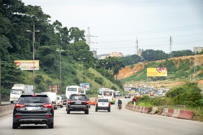 Dynamique view de le highway à le entrée vers Abidjan, le economic capital de Côte d'Ivoire.