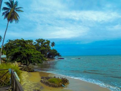 Soothing view de un plage lined avec palmiers et tropical vegetation à Kribi, un seaside complexe hôtelier à Cameroun.