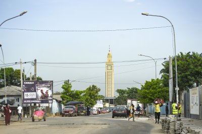Scène de rue à Treichville, one de le historic et dynamique districts de Abidjan, Côte d'Ivoire.