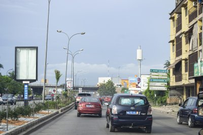 Urban view de Abidjan, le economic capital de Côte d'Ivoire, showing circulation sur one de its main roads.